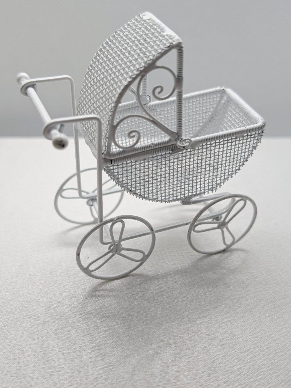 Decorative Displays -- 4  Victorian styled Baby Buggies -- Excellent Condition - Picture 11 of 14